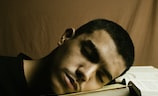 插着睡觉会对康健发生什么影响？